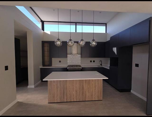 4 BEDROOM HOUSE FOR SALE IN MIDSTREAM HEIGHTS